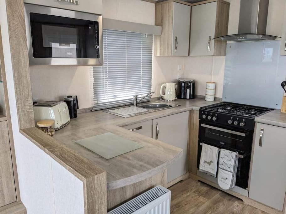 Beautiful Pet Friendly Southerness Caravan With Sea View & Decking Area Mainsriddle 외부 사진