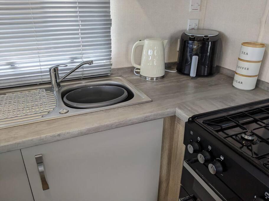 Beautiful Pet Friendly Southerness Caravan With Sea View & Decking Area Mainsriddle 외부 사진